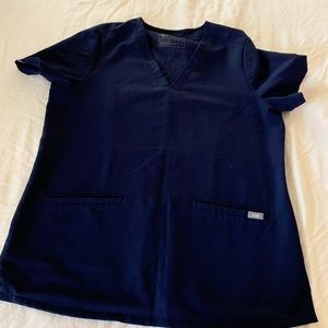 FIGS Casma™ Three-Pocket Scrub Top/ medium